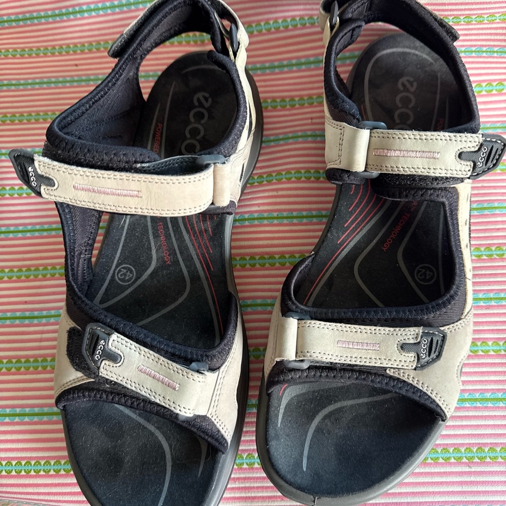 Ecco Two-Tone Black and Cream Sandals 42